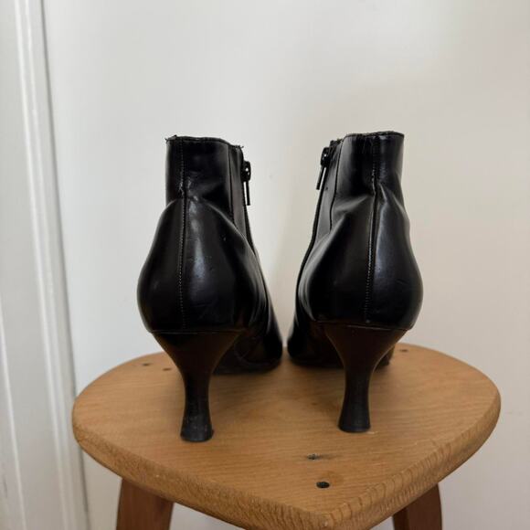 Vintage black leather pointed toe ankle boots - Size 9 - Picture 5 of 7